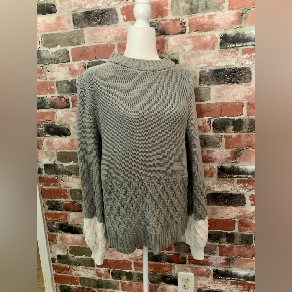 Crown & Ivy Gray Knit Sweater with Balloon Sleeves, L, GUC.